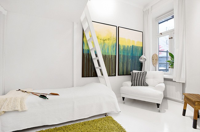 Vẫn theo phong cách tối giản, không có quá nhiều món đồ trang trí xuất hiện bên trong phòng ngủ, nhưng chỉ cần 2 bức tranh treo tường thế này thôi cũng đủ khiến bạn ấn tượng rồi.