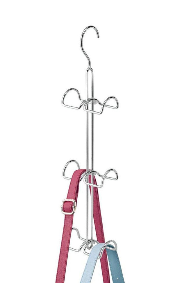 Đừng do dự khi mua thêm những chiếc giá hỗ trợ đựng đồ. Như một thói quen, bạn sẽ cất trữ đồ vào những dụng cụ hỗ trợ này một cách nhanh chóng để không gian sống gọn đẹp hơn.