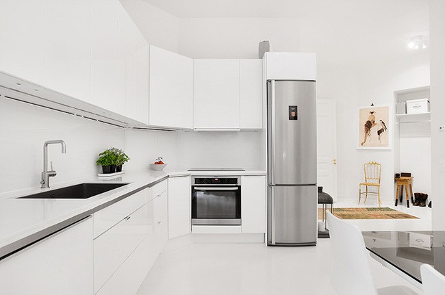 Sự kết hợp giữa gam màu trắng và chất liệu kim loại của các món thiết bị nhà bếp mang đến không gian này vẻ đẹp hiện đại.