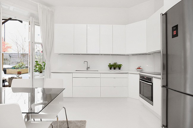 Nhà bếp sở hữu một không gian lưu trữ vô cùng ấn tượng với hệ thống tủ bếp hiện đại.