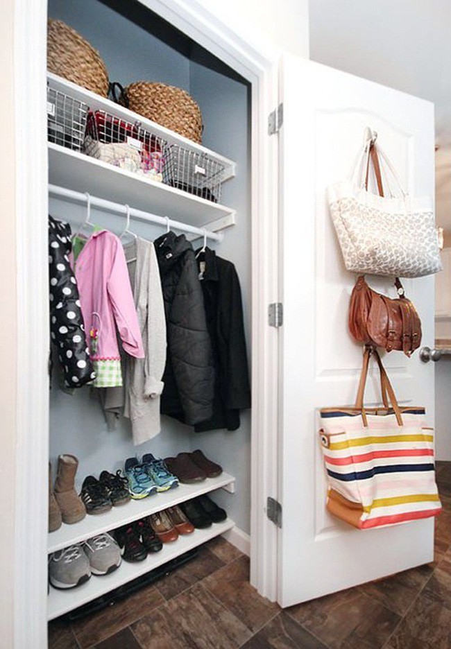 Bên cạnh đó, sự đồng bộ trong các dụng cụ sử dụng ở tủ đồ cũng có thể giúp góc cất trữ quần áo đẹp mắt hơn.