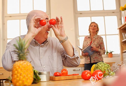 
Người cao tuổi cần ăn nhiều rau quả tươi để cung cấp vitamin và chất khoáng. Ảnh minh họa.

 
