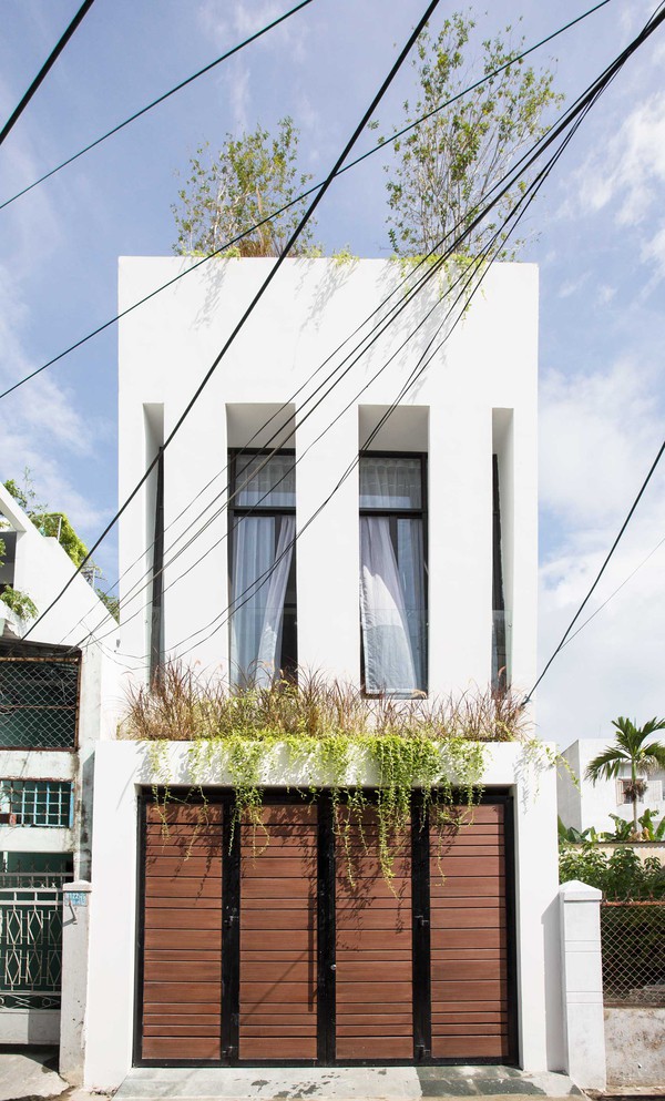 Công trình ba tầng, nằm trong một con ngõ hẹp, nơi các ngôi nhà san sát nhau ở thành phố Đà Nẵng vừa hoàn thành năm 2018. Đây là tổ ấm của một gia đình nhỏ có bốn thành viên.