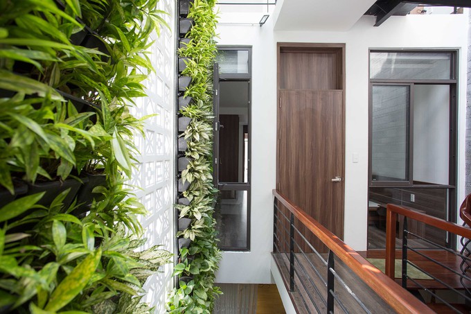 Việc bố trí hai cầu thang thật sự phát huy hiệu quả trong quá trình sử dụng, giúp sự kết nối các không gian riêng và chung trở nên đơn giản và hiệu quả.