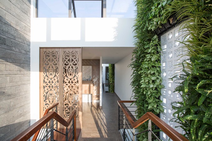 Kiến trúc sư lắp kính cho mái nhà đồng thời mở nhiều cửa sổ ở khu vực này, tất cả đều nhằm tạo ra sự thông thoáng cho không gian trong nhà.