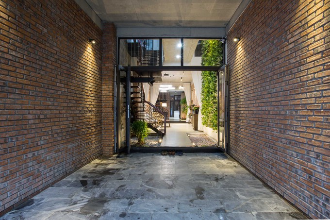 Garage để xe ôtô được đặt ngay phía ngoài cùng tầng một và được ngăn cách với các không gian khác bởi hệ thống cửa trượt.