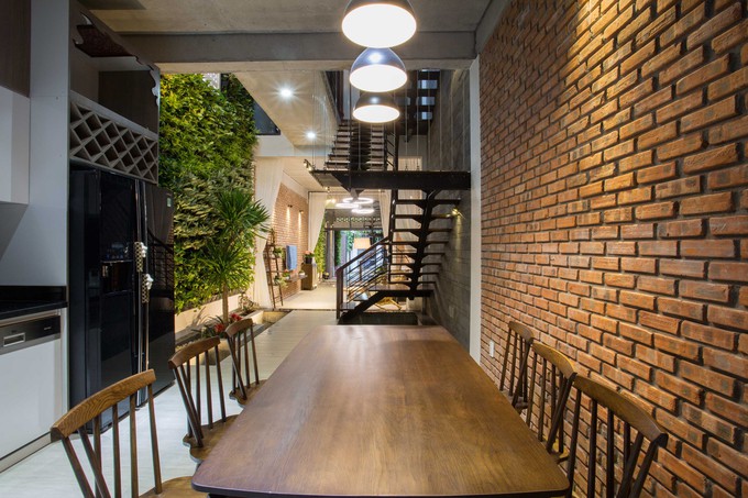 Từ phòng khách, đi vào sâu nhà sẽ gặp một hồ cá koi nhỏ. Cuối nhà là phòng ăn và bếp.