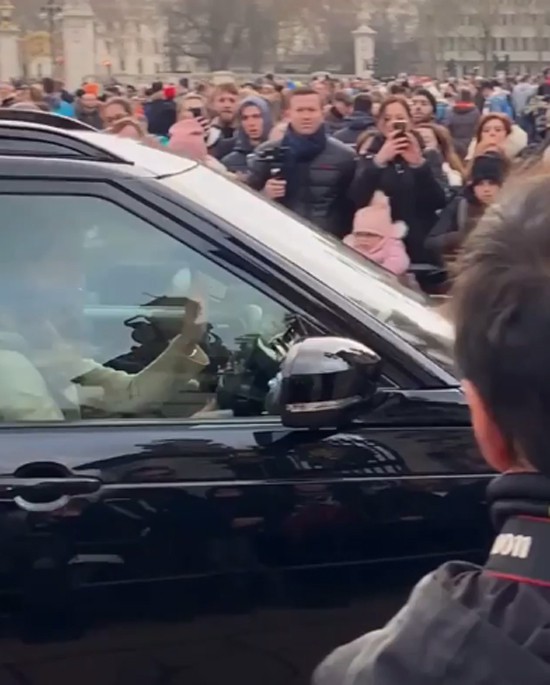 Kate vừa lái xe vừa vẫy tay với người hâm mộ trước Điện Buckingham. Ảnh: Instagram.