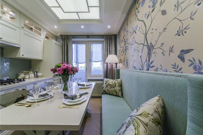 Rèm cửa trong nhà bếp có cửa thông ra ban công theo phong cách cổ điển.