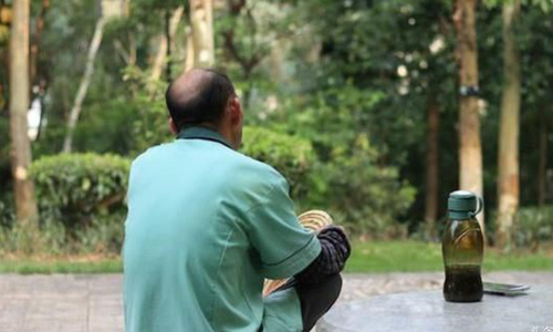 
Tuổi gi&agrave; c&ocirc; quạnh khiến &ocirc;ng Trương nhanh ch&oacute;ng rơi v&agrave;o bẫy của c&ocirc; g&aacute;i vốn l&agrave; người y&ecirc;u của con trai m&igrave;nh. Ảnh: Sina.
