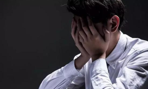 
V&igrave; con ng&agrave;y c&agrave;ng kh&ocirc;ng giống m&igrave;nh, người đ&agrave;n &ocirc;ng mới biết m&igrave;nh bị cắm sừng. Ảnh minh họa: Huanqiu.
