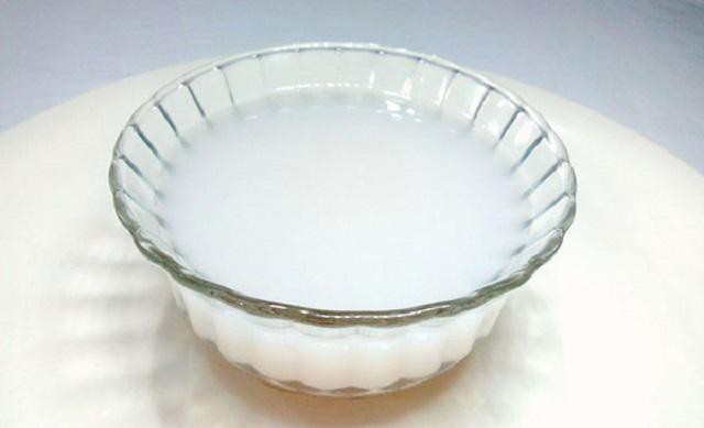 Dùng nước vo gạo thay cho nước tẩy trang trong thời gian dài sẽ làm cho da từ từ trắng sáng, mịn màng.