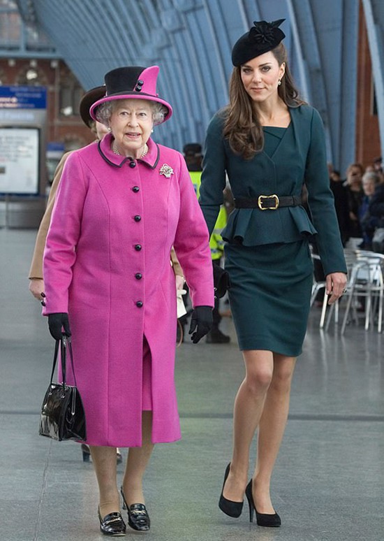 Kate và Nữ hoàng ở nhà ga St Pancras, London, để lên tàu tới Nottingham hồi năm 2012. Ảnh: UK Press.