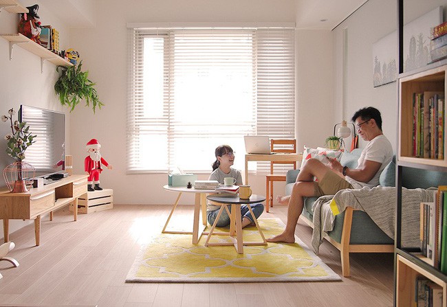 Góc đặt kệ tivi được thiết kế thêm kệ phía trên để đặt đồ lưu niệm, cây xanh tạo nên sức sống và cảm giác vui vẻ khi ngồi ở phòng khách.