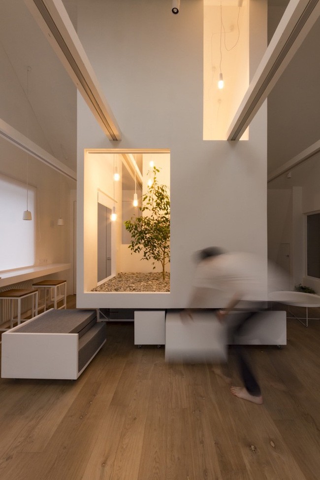 Người lớn khi muốn ngả lưng thì có thể ghép các bộ phận lại thành giường còn bình thường thì chúng có thể sử dụng làm bàn uống nước.