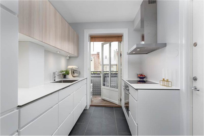 Rèm trên cửa ban công nhìn từ trong nhà bếp ra.