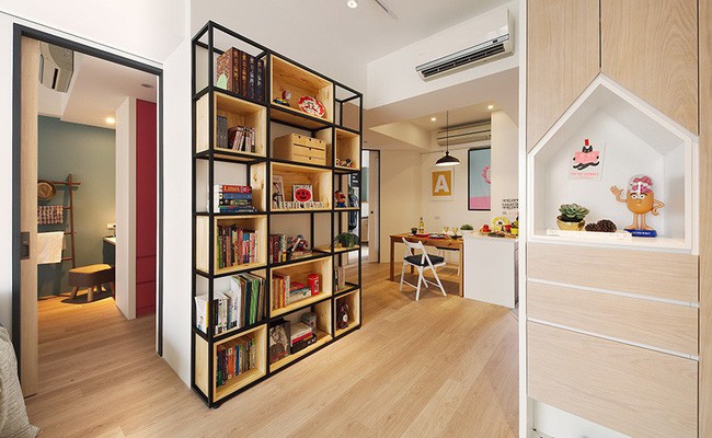 Góc đặt kệ tivi được thiết kế thêm kệ phía trên để đặt đồ lưu niệm, cây xanh tạo nên sức sống và cảm giác vui vẻ khi ngồi ở phòng khách.