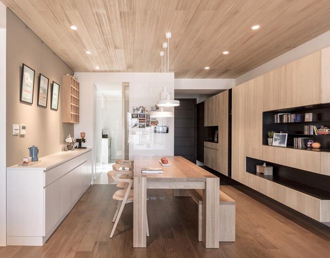 Căn phòng ăn của gia đình trông vô cùng ấm cúng được bao bọc bởi chất liệu gỗ.