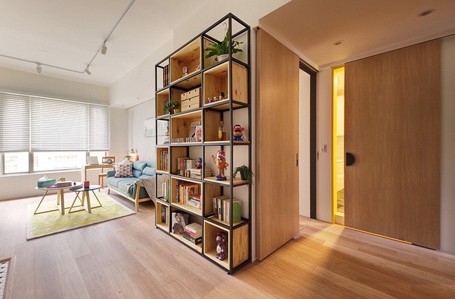 Góc đặt kệ tivi được thiết kế thêm kệ phía trên để đặt đồ lưu niệm, cây xanh tạo nên sức sống và cảm giác vui vẻ khi ngồi ở phòng khách.