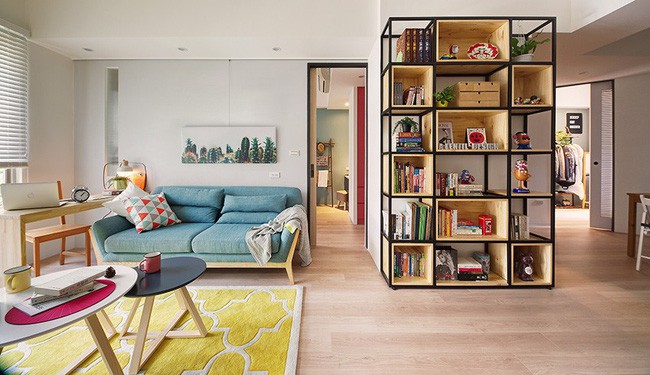 Góc đặt kệ tivi được thiết kế thêm kệ phía trên để đặt đồ lưu niệm, cây xanh tạo nên sức sống và cảm giác vui vẻ khi ngồi ở phòng khách.