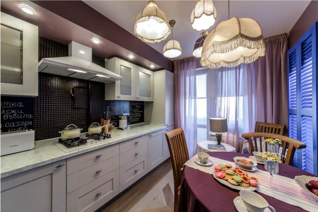 Khi ăn uống, bạn có thể buông rèm duyên dáng thế này.