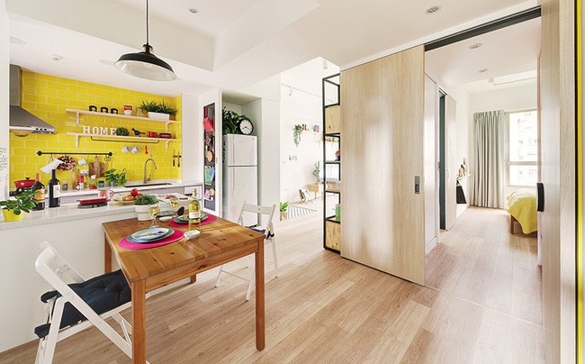 Góc đặt kệ tivi được thiết kế thêm kệ phía trên để đặt đồ lưu niệm, cây xanh tạo nên sức sống và cảm giác vui vẻ khi ngồi ở phòng khách.