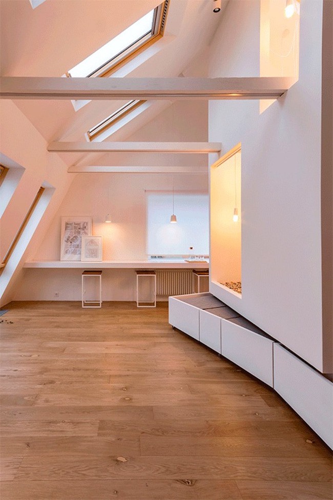 Trên mặt của khối lập phương có cửa sổ và cửa mái giúp không gian tươi sáng và cởi mở hơn.