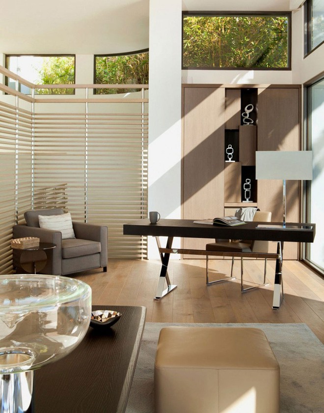 Căn phòng làm việc với sử dụng chất liệu gỗ một cách chọn lọc mang sức hút đầy lôi cuốn.