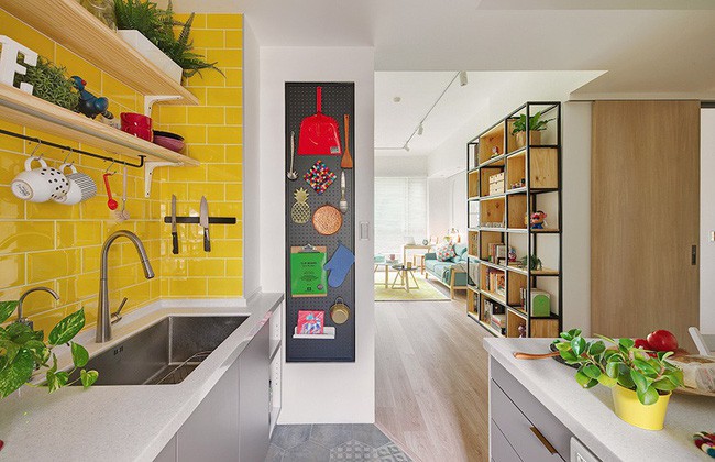 Góc đặt kệ tivi được thiết kế thêm kệ phía trên để đặt đồ lưu niệm, cây xanh tạo nên sức sống và cảm giác vui vẻ khi ngồi ở phòng khách.