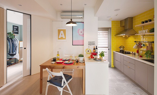 Góc đặt kệ tivi được thiết kế thêm kệ phía trên để đặt đồ lưu niệm, cây xanh tạo nên sức sống và cảm giác vui vẻ khi ngồi ở phòng khách.