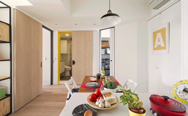 Góc đặt kệ tivi được thiết kế thêm kệ phía trên để đặt đồ lưu niệm, cây xanh tạo nên sức sống và cảm giác vui vẻ khi ngồi ở phòng khách.