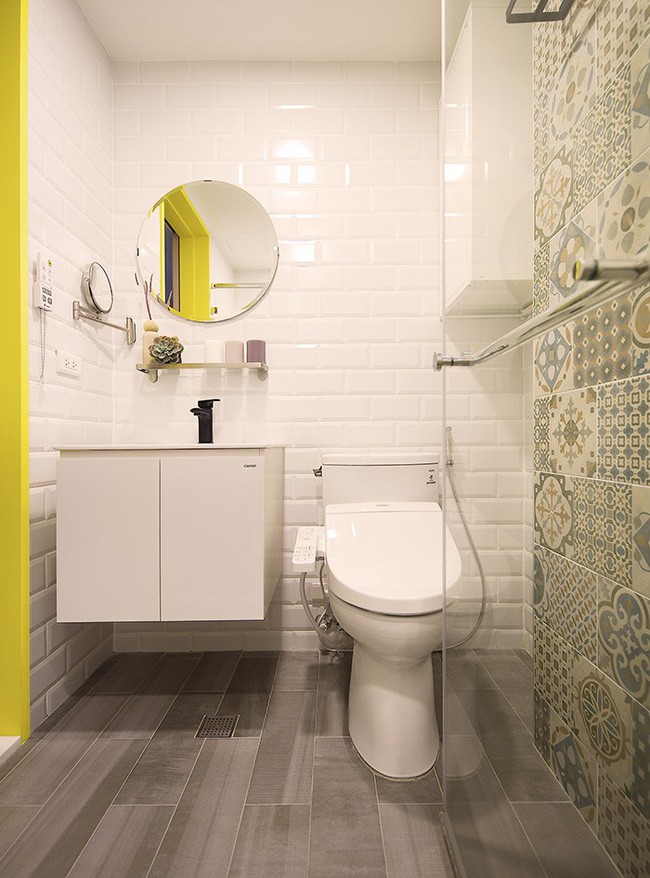 Góc đặt kệ tivi được thiết kế thêm kệ phía trên để đặt đồ lưu niệm, cây xanh tạo nên sức sống và cảm giác vui vẻ khi ngồi ở phòng khách.