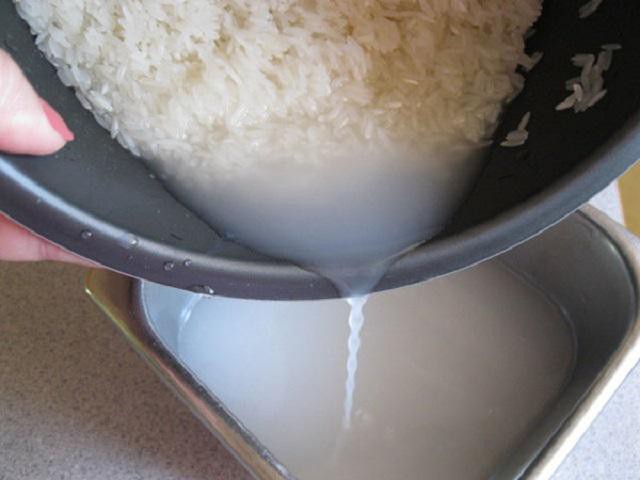 Một loại nước cứ ngỡ là thứ bỏ đi như nước vo gạo lại là thứ có thể làm mịn da, hết thâm mụn hiệu quả.