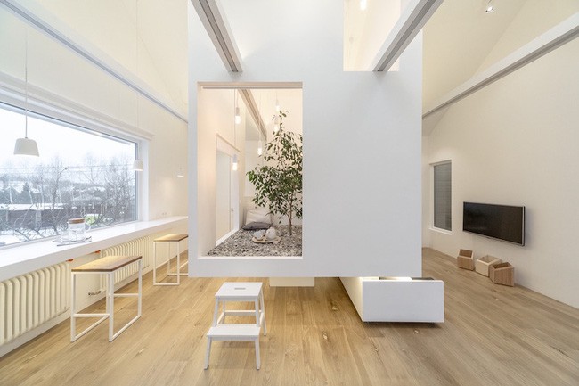 Thay vì chia cắt thành hai không gian nhỏ vụn dễ gây chật chội và tức mắt; nhà thiết kế đã sử dụng toàn bộ không gian lớn theo phong cách đa chức năng.