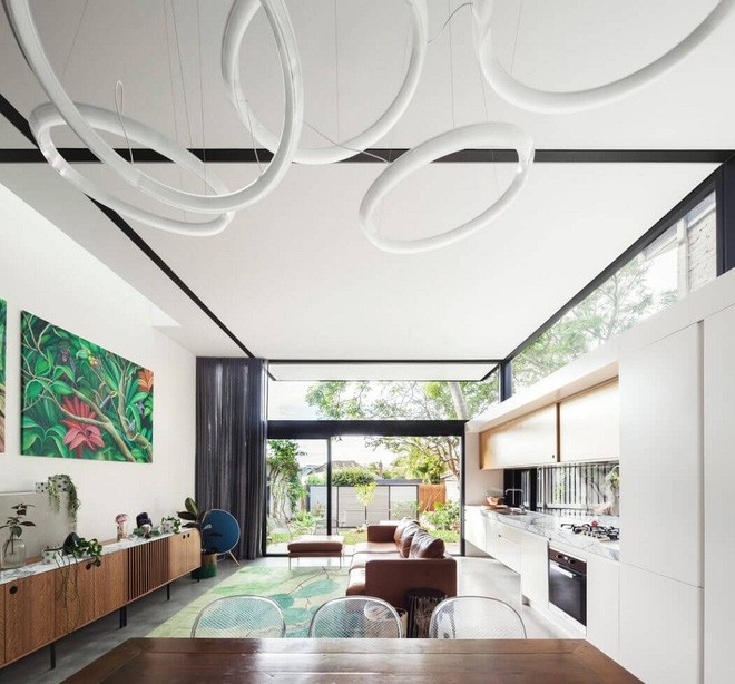 Một chùm đèn chiếu sáng được treo trên mái trong gian nhà bếp lấy cảm hứng từ những chiếc bánh xe đạp khá sáng tạo và cách điệu.