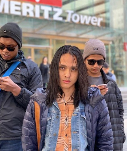 Cảnh s&aacute;t kh&ocirc;ng tin khi t&ocirc;i n&oacute;i m&igrave;nh l&agrave; đ&agrave;n &ocirc;ng. Họ y&ecirc;u cầu t&ocirc;i xuất tr&igrave;nh chứng minh thư, mặc d&ugrave; nhận thấy ngực t&ocirc;i phẳng lỳ, giọng n&oacute;i ồm ồm, Aziz n&oacute;i với Odditycentral. Đ&atilde; qu&aacute; quen với t&igrave;nh huống n&agrave;y, ch&agrave;ng trai đưa ra chứng minh thư.