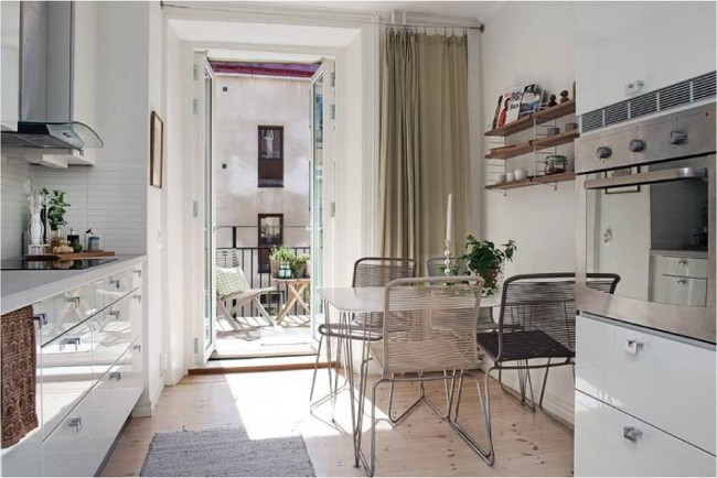 Rèm cửa một bên kéo che mỗi khi cần.