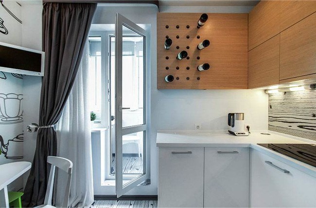 Sử dụng vật đỡ để rèm cửa một bên nằm đúng vị trí.