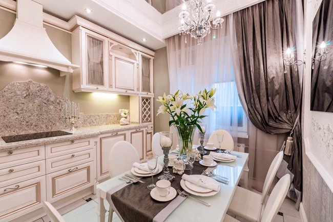 Rèm cửa một bên trang trí nhà bếp thêm đẹp.