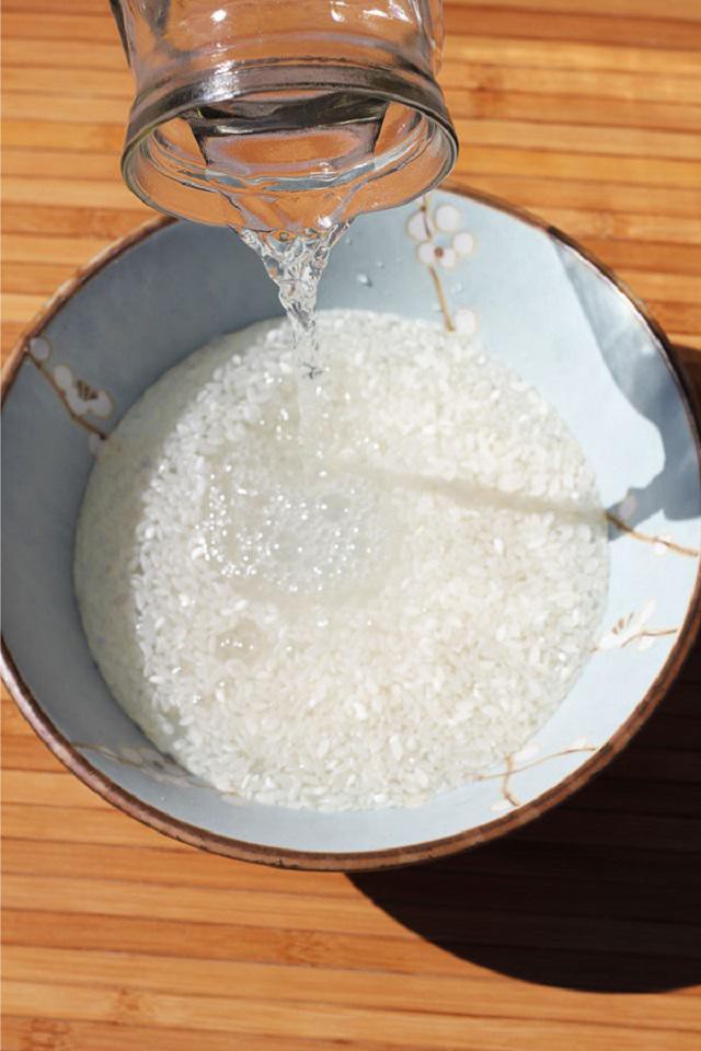 Sau mỗi lần vo gạo hàng ngày, bạn hãy giữ lại nước gạo để đánh răng.