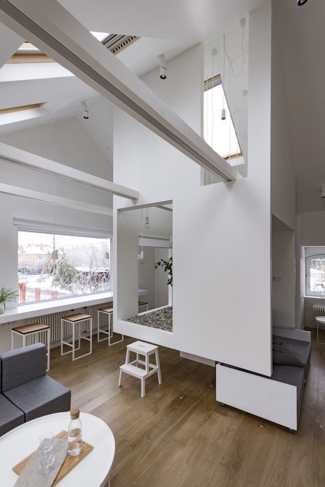 Không gian màu trắng được thiết kế như chiếc hộp nằm ngay chính giữa của ngôi nhà.