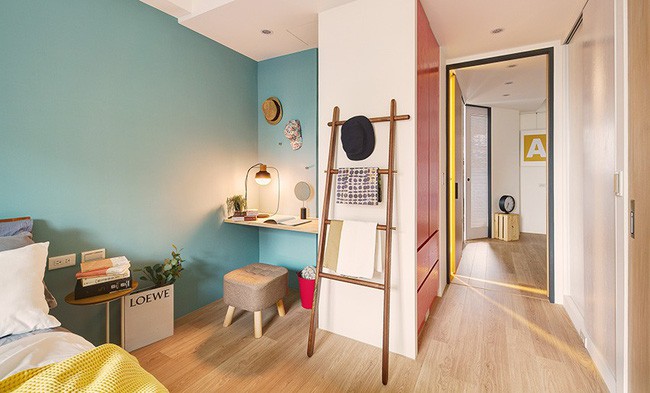 Từ lối vào có thể phân chia hai không gian chức năng tách biệt là khu vực dành cho nghỉ ngơi và khu vực tiếp khách, nấu nướng.