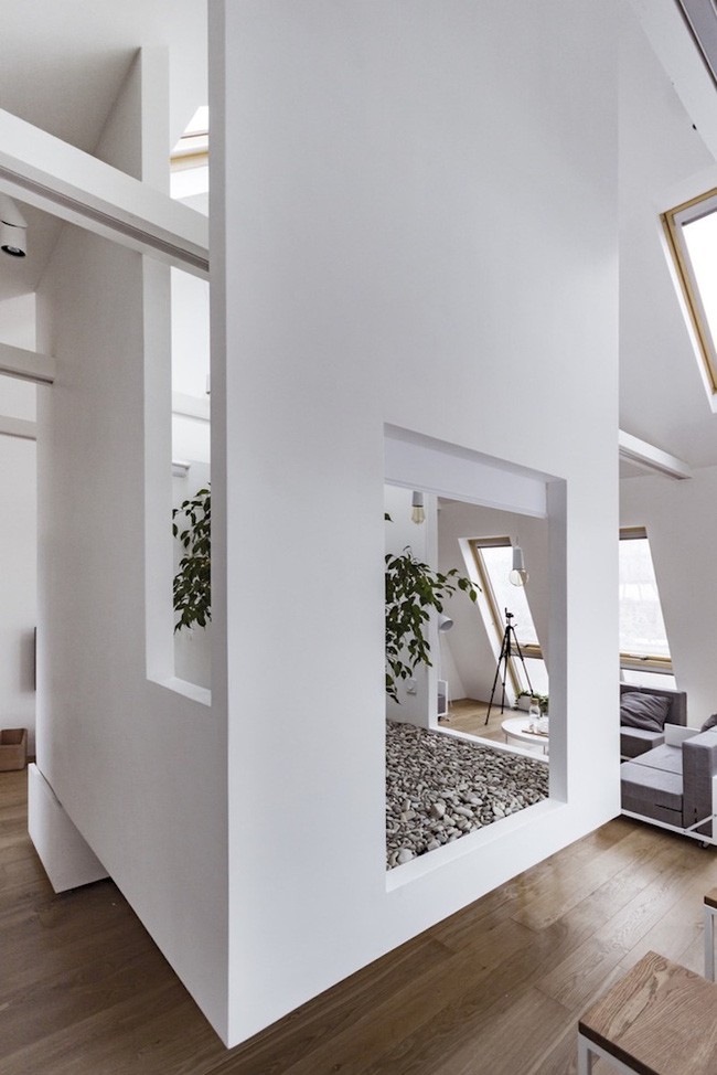 Bên trong ngôi nhà có một cây xanh được bao quanh bởi rất nhiều đá, sỏi và cuội. Điều này biến nội thất của khối lập phương trở nên nhẹ nhàng và thanh thoát hơn nhiều.