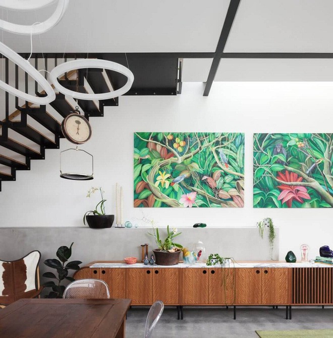 Sở dĩ nói ngôi nhà không góc chết là vì đây, một góc tường và tủ thôi cũng đủ làm bạn “ngập ngụa” trong làn hơi nghệ thuật rồi.