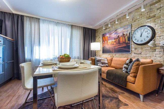 Nội thất nhà bếp kiểu cổ điển nhìn ra ban công.