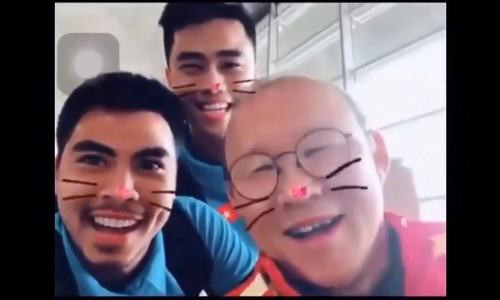 Chiến lược gia 59 tuổi cũng không ngần ngại chụp ảnh selfie hay quay video chế cùng các học trò sau giờ tập luyện.