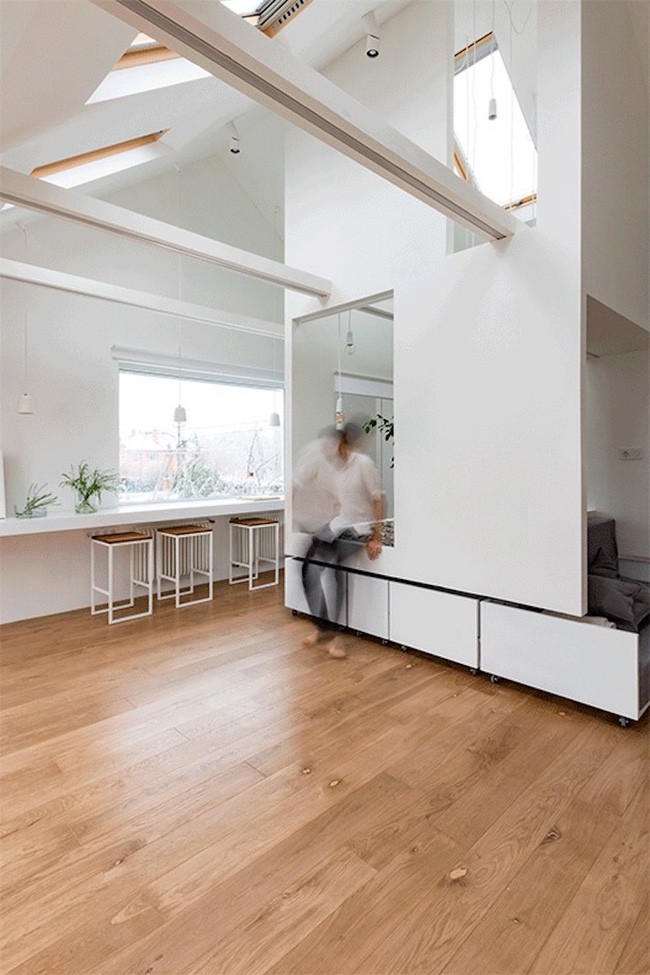 Các khối lập phương trắng gối lên nhau đều là các bộ phần rời rạc mà có thể để chủ nhà sử dụng được theo nhiều cách khác nhau.