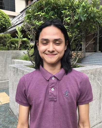 Người d&ugrave;ng Twitter khuy&ecirc;n Aziz n&ecirc;n nu&ocirc;i r&acirc;u, tuy nhi&ecirc;n đ&acirc;y lại l&agrave; nỗi đau khổ của ch&agrave;ng trai, bởi ria m&eacute;p qu&aacute; mảnh, thưa n&ecirc;n khi c&oacute; r&acirc;u tr&ocirc;ng cậu như một con c&aacute; tr&ecirc;.