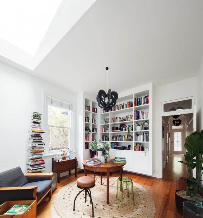 Một góc không gian thư phòng với chồng sách xếp lên nhau một cách điệu nghệ và khéo léo.