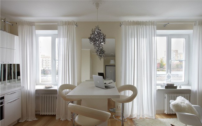 Nhà bếp-phòng khách với ban công ở Khrushchev.